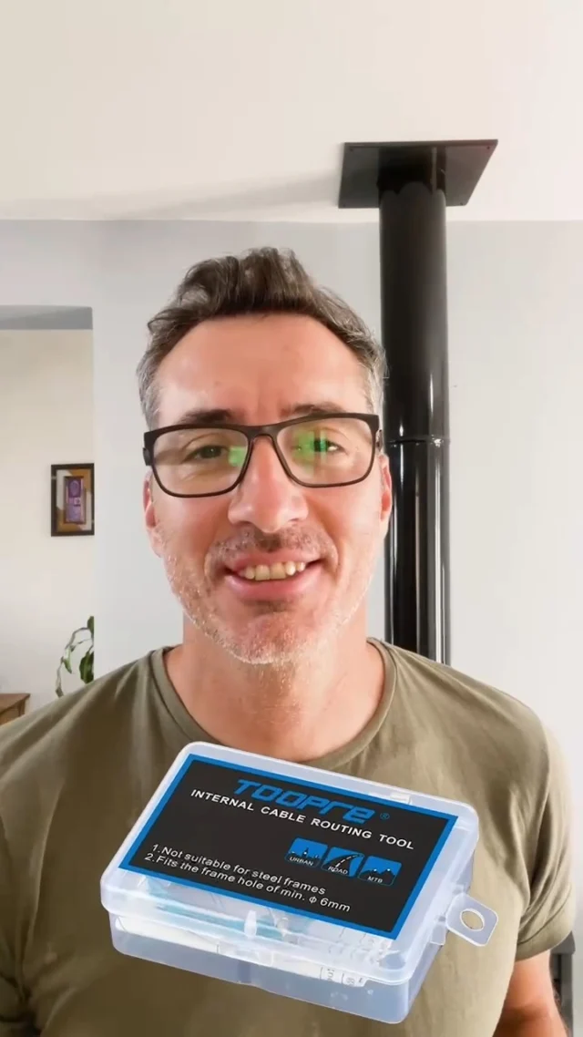 🧲 Dejá de pelearte con el cableado interno: esta Herramienta Toopre Enrutador Guía Cableado Interno con Imán te cambia la vida.Ideal para mantenimiento o reemplazo de fundas/cables (cambio, frenos) y para colocar cobertores anti-ruido dentro del cuadro.🧰 Caja con todo listo para usar
🧲 Sonda con puntas magnéticas (doble extremo)
🔩 Adaptadores roscados para cable y funda
🗜️ Accesorio tipo prensa-funda
🧲 Imán extra potente para guiar desde afuera del cuadro
⚡ Enganche rápido: “pescás” y tirásEnvío gratis en compras superiores a $49.999 | 3 cuotas s/ interés | 10% OFF transf.¿La sumás en axnsport.com?Seguilo a @unpocomasok para todo sobre la bici y el ciclismo.#AXNSPORT #Ciclismo #HerramientasCiclismo #CableadoInterno #BikeTools #MantenimientoBici #Ruta #MTB #Gravel #toopre