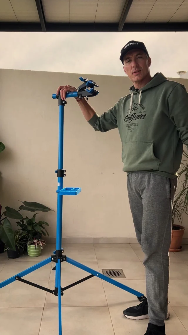 ¡Tu taller en casa nunca fue tan pro! 🚲✨

Queremos agradecer enormemente a @unpocomastv por este tremendo video poniendo a prueba el Soporte de Reparación Toopre TL-06E. Si sos de los que disfrutan metiendo mano a la bici, este soporte es el salto de calidad que necesitás.

¿Por qué es un "must-have" en tu garage?

Estabilidad total: Olvidate de movimientos raros; su estructura robusta mantiene la bici firme en cada ajuste.

Versatilidad 360°: Altura regulable y mordaza ajustable para trabajar cómodo desde cualquier ángulo.

Orden ante todo: Incluye una bandeja magnética para que no se te escape ni un tornillo.

Ahorro de espacio: Se pliega en segundos para que lo guardes en cualquier rincón.

🚀 ¡CONSEGUÍ EL TUYO AHORA!
Hacé como los que saben y dale a tu bici el cuidado que se merece.

👉 Compralo hoy en: axnsport.com

#Ciclismo #MTB #BiciLife #MantenimientoBici #Toopre #AxnSport #TallerEnCasa #ArgentinaCycling #RoadBike